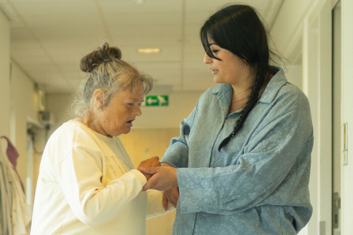 Een begeleider gehandicaptenzorg die hulp biedt aan een cliënt met complex gedrag